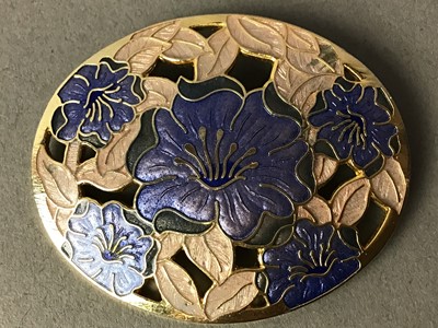 Lot 239 - COLLECTION OF COSTUME BROOCHES