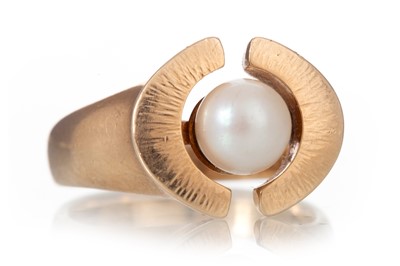 Lot 609 - PEARL RING