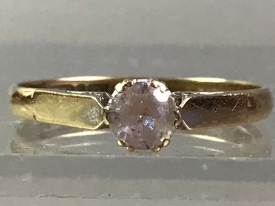 Lot 242 - DIAMOND SOLITAIRE RING