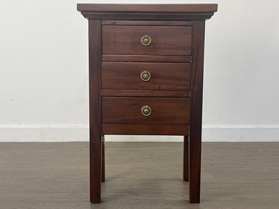 Lot 473 - GROUP OF FIVE BEDSIDE CABINETS