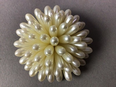 Lot 488 - COLLECTION OF COSTUME JEWELLERY