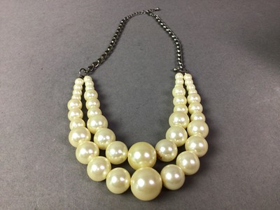 Lot 498 - COLLECTION OF COSTUME JEWELLERY