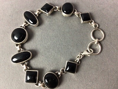 Lot 499 - COLLECTION OF COSTUME JEWELLERY AND FASHION WATCHES