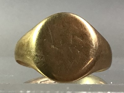 Lot 564 - GENT'S SIGNET RING