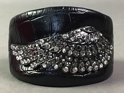 Lot 628 - GROUP OF COSTUME JEWELLERY