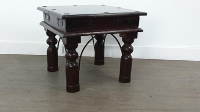 Lot 675 - 20TH CENTURY COFFEE TABLE