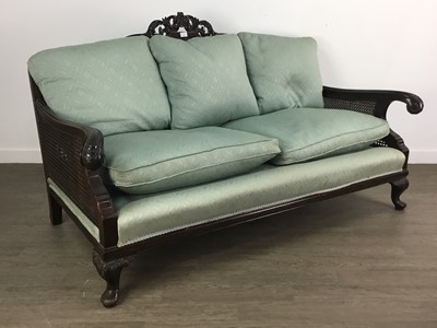 Lot 729 - FIVE PIECE BERGERE SUITE