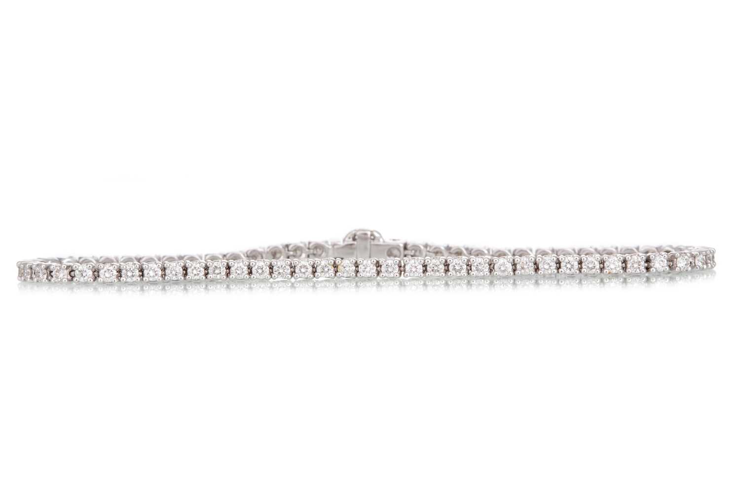 Lot 762 - DIAMOND TENNIS BRACELET