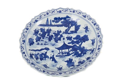 Lot 1100 - CHINESE BLUE AND WHITE 'HUNDRED BOYS' CHARGER