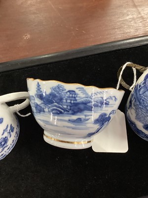 Lot 1126 - GROUP OF CHINESE BLUE AND WHITE CUPS AND BOWLS