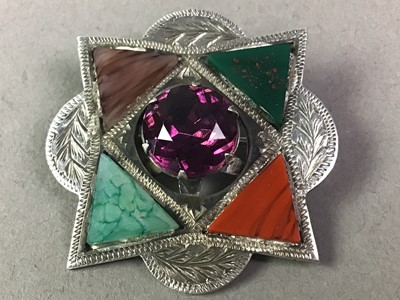 Lot 53 - SCOTTISH SILVER AND AGATE BROOCH