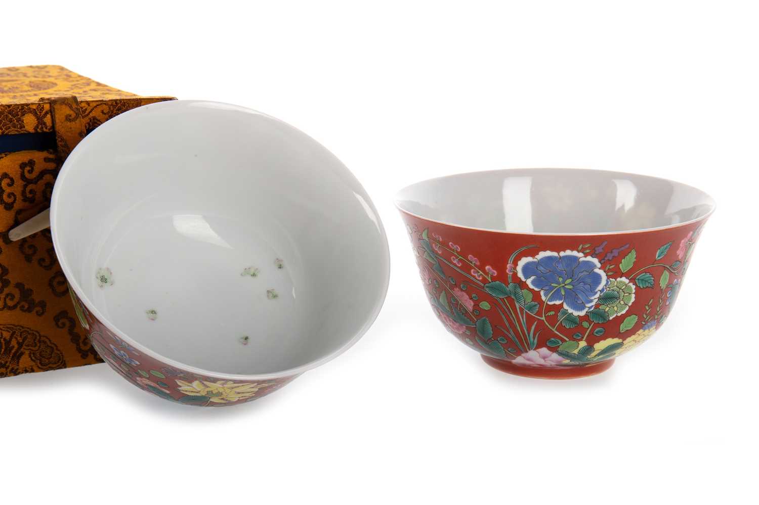 Lot 1112 - ATTRACTIVE PAIR OF CHINESE FALANGCAI 'LOTUS' BOWLS