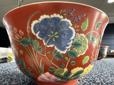 Lot 1112 - ATTRACTIVE PAIR OF CHINESE FALANGCAI 'LOTUS' BOWLS