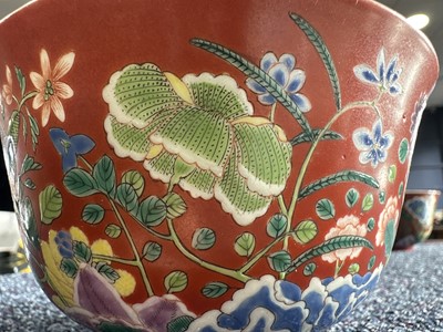 Lot 1112 - ATTRACTIVE PAIR OF CHINESE FALANGCAI 'LOTUS' BOWLS