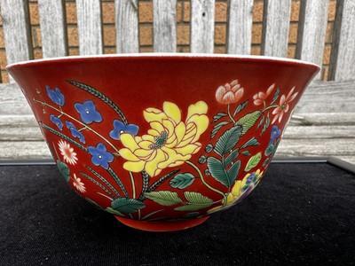 Lot 1112 - ATTRACTIVE PAIR OF CHINESE FALANGCAI 'LOTUS' BOWLS