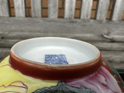 Lot 1112 - ATTRACTIVE PAIR OF CHINESE FALANGCAI 'LOTUS' BOWLS