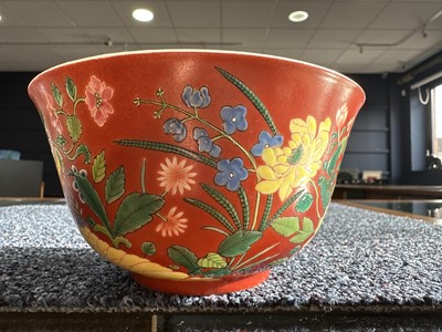 Lot 1112 - ATTRACTIVE PAIR OF CHINESE FALANGCAI 'LOTUS' BOWLS