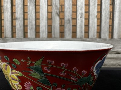 Lot 1112 - ATTRACTIVE PAIR OF CHINESE FALANGCAI 'LOTUS' BOWLS