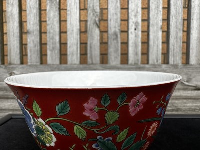 Lot 1112 - ATTRACTIVE PAIR OF CHINESE FALANGCAI 'LOTUS' BOWLS