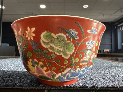 Lot 1112 - ATTRACTIVE PAIR OF CHINESE FALANGCAI 'LOTUS' BOWLS