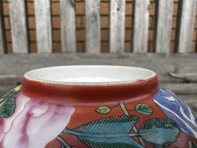 Lot 1112 - ATTRACTIVE PAIR OF CHINESE FALANGCAI 'LOTUS' BOWLS