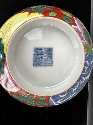 Lot 1112 - ATTRACTIVE PAIR OF CHINESE FALANGCAI 'LOTUS' BOWLS