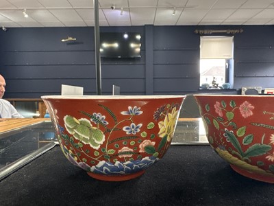 Lot 1112 - ATTRACTIVE PAIR OF CHINESE FALANGCAI 'LOTUS' BOWLS