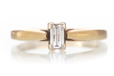 Lot 686 - DIAMOND SOLITAIRE RING