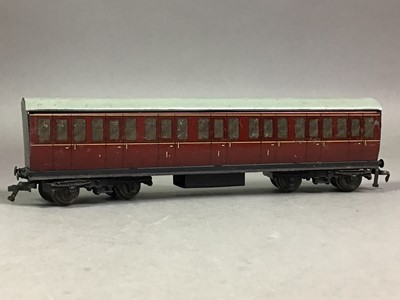 Lot 187 - HORNBY TINPLATE CARRIAGES