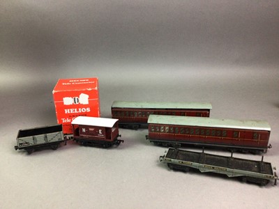 Lot 187 - HORNBY TINPLATE CARRIAGES