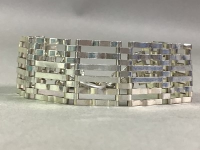 Lot 215 - SILVER GATE BRACELET