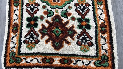 Lot 126 - VINTAGE DESIGN WOOL RUG