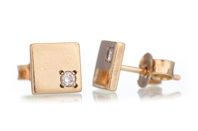 Lot 677 - ERIC SMITH SQUARE STUD EARRINGS