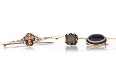 Lot 735 - VICTORIAN MOURNING BAR BROOCH, AGATE BROOCH AND A STICK PIN
