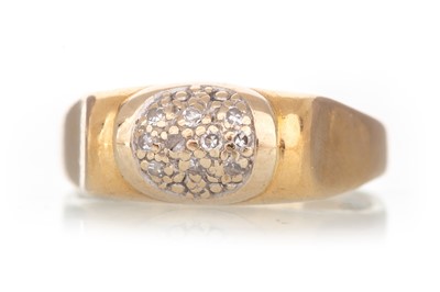 Lot 768 - DIAMOND RING