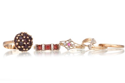 Lot 777 - FOUR GEM SET RINGS AND A WEDDING BAND