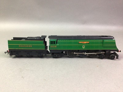 Lot 384 - TRIANG 00 GUAGE SIR WINSTON CHURCHILL ENGINE AND TENDER