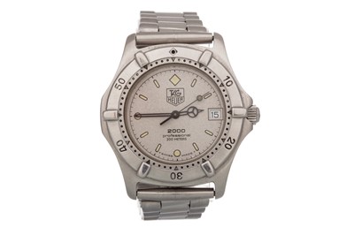 Lot 831 - TAG HEUER