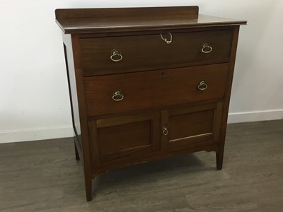 Lot 438 - MAHOGANY BEDROOM SUITE