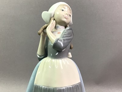 Lot 481 - WORCESTER, DOULTON, NAO AND LLADRO