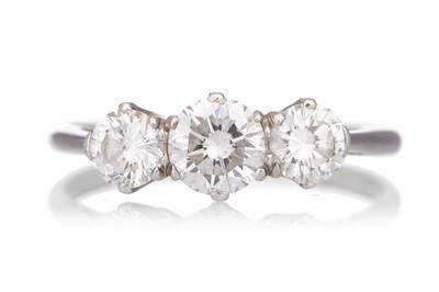 Lot 794 - DIAMOND THREE STONE RING