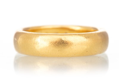 Lot 797 - GOLD WEDDING RING