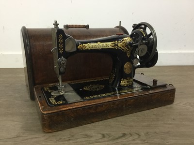 Lot 453 - SINGER SEWING MACHINE