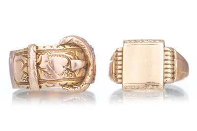 Lot 796 - SIGNET RING