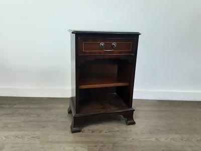 Lot 542 - REPRODUCTION MAHOGANY BEDSIDE TABLE