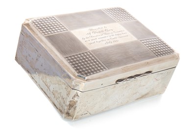 Lot 235 - GEORGE V SILVER CIGARETTE BOX