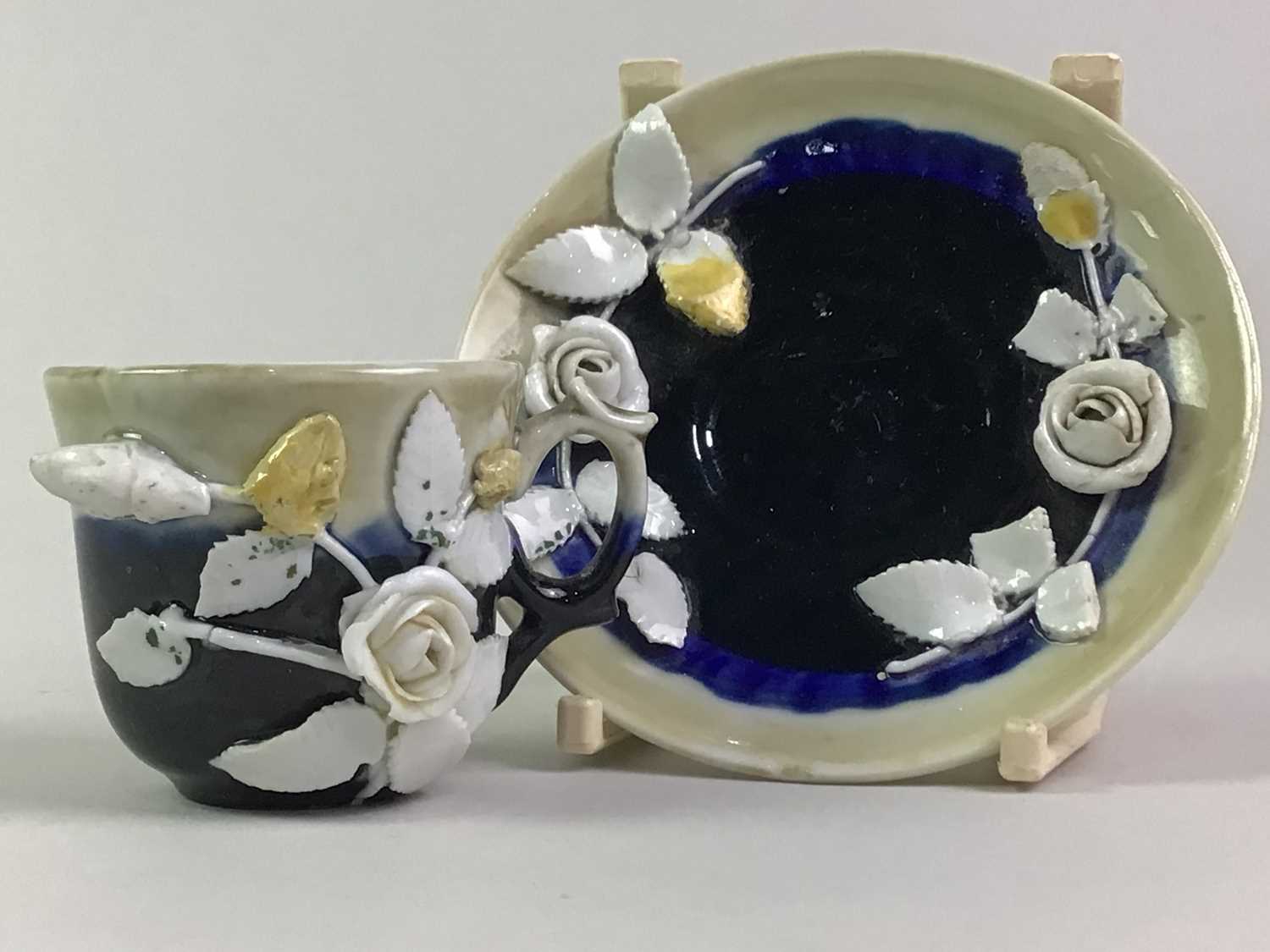 Lot 105 - GROUP OF MIXED CERAMICS