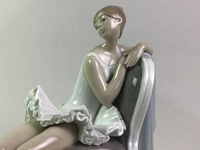 Lot 170 - LLADRO FIGURE OF A SEATED BALLERINA