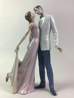 Lot 313 - LLADRO FIGURE OF HAPPY ANNIVERSARY