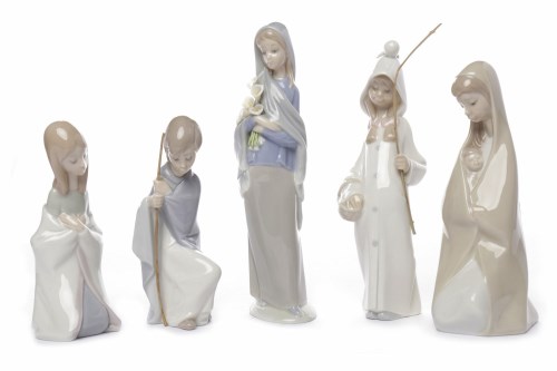 Lot 448 - GROUP OF FIVE LLADRO FIGURES including Girl...